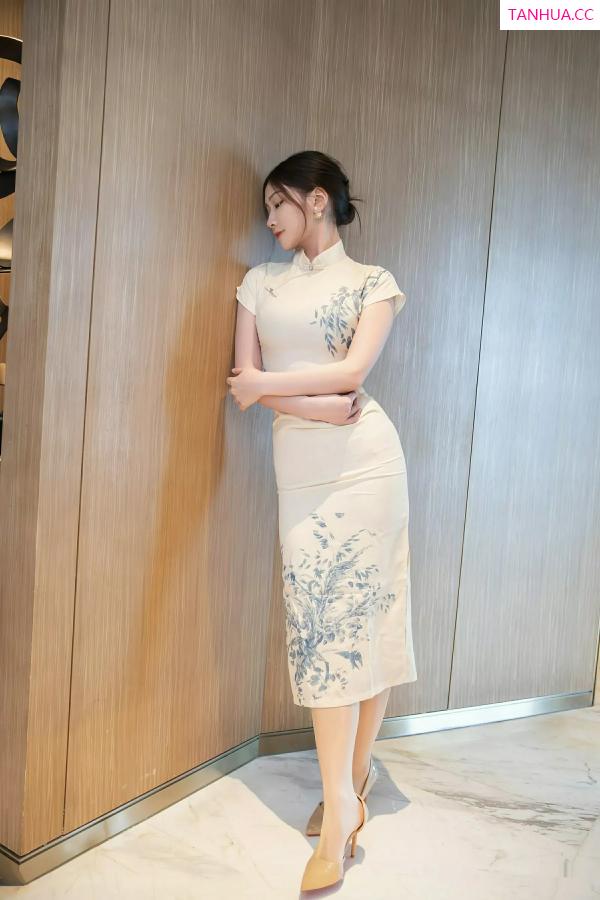   [XiuRen]高清写真图 2025.07.31 No.10605 刘婷婷 浅色旗袍第8张图片